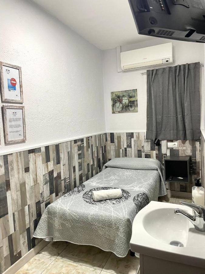 Hostal Restaurante Avenida De Madrid Terrassa Luaran gambar