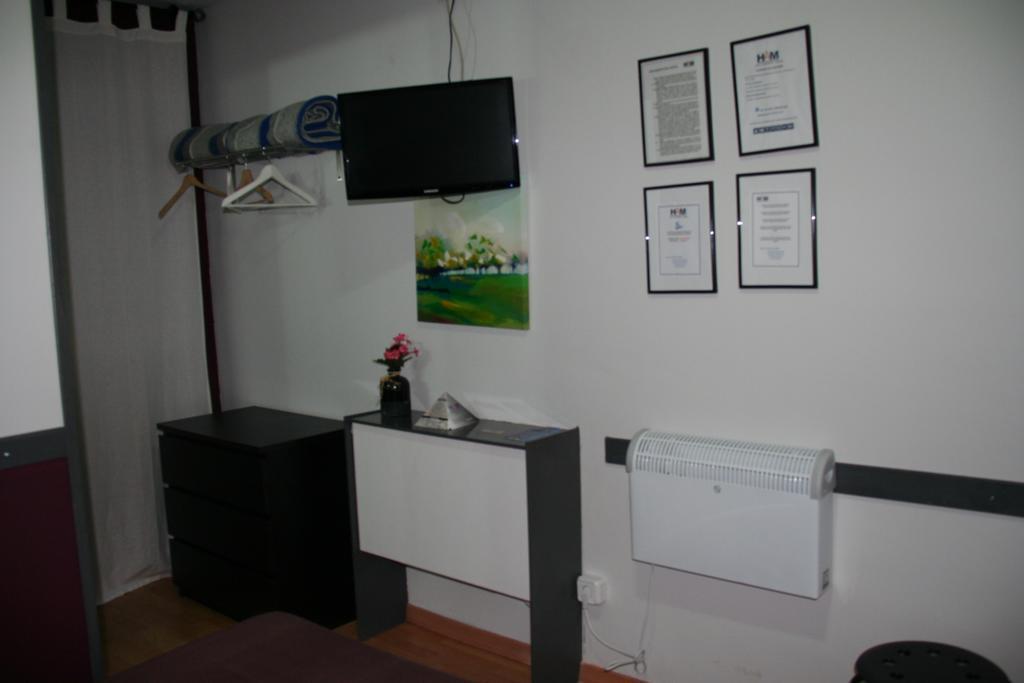Hostal Restaurante Avenida De Madrid Terrassa Luaran gambar