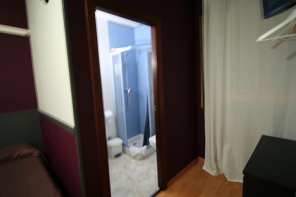 Hostal Restaurante Avenida De Madrid Terrassa Luaran gambar