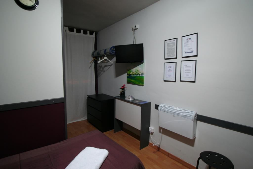 Hostal Restaurante Avenida De Madrid Terrassa Luaran gambar