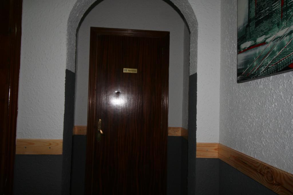 Hostal Restaurante Avenida De Madrid Terrassa Luaran gambar