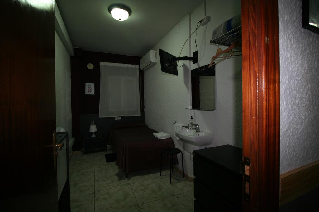 Hostal Restaurante Avenida De Madrid Terrassa Bilik gambar