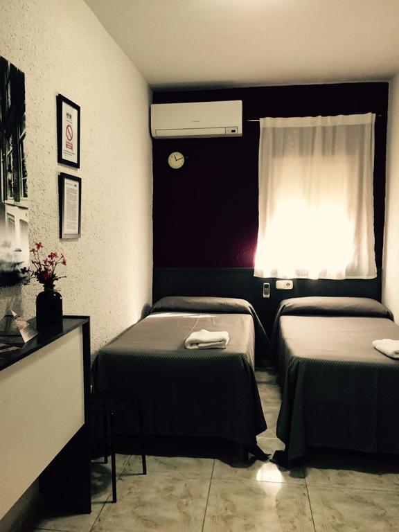 Hostal Restaurante Avenida De Madrid Terrassa Luaran gambar