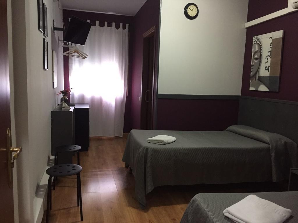 Hostal Restaurante Avenida De Madrid Terrassa Luaran gambar