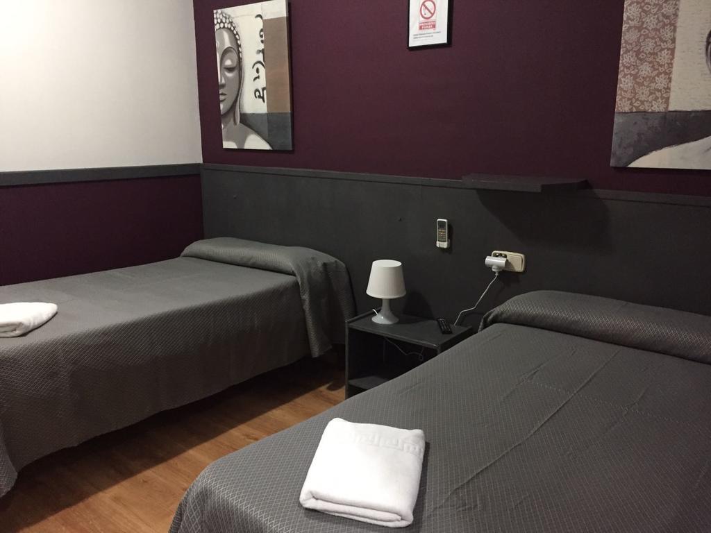 Hostal Restaurante Avenida De Madrid Terrassa Luaran gambar