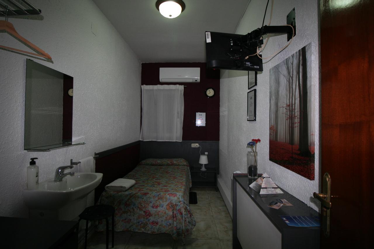 Hostal Restaurante Avenida De Madrid Terrassa Luaran gambar